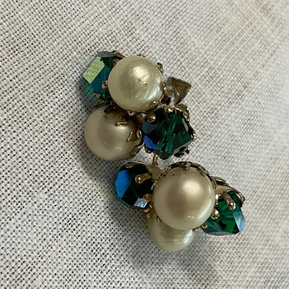 Vintage Jewelry Set by Vogue - Picture 9 of 11